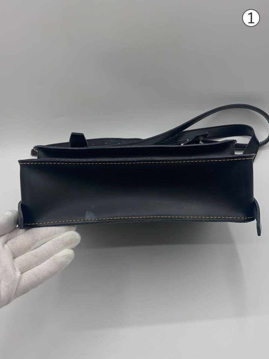 Dr. Martens shoulder bag in black leather View 4