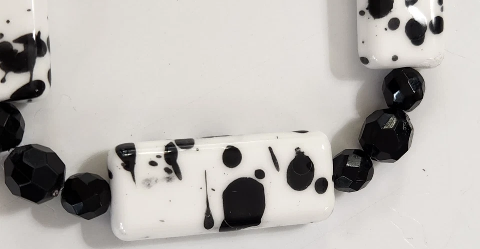 Pulseira elástica painel respingo pintura branca preto artesanal espaçadores facetados dálmata - Imagem 3 de 4