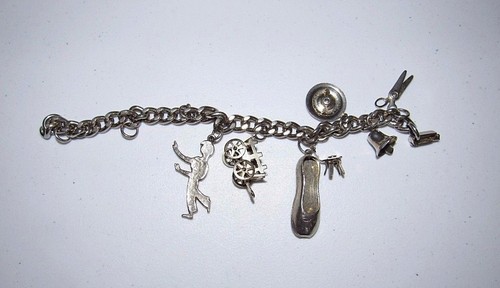 VINTAGE WOMEN'S 1960'S SEVEN CHARM METAL CHARM BRACELET... 7" L - 第 1/1 張圖片