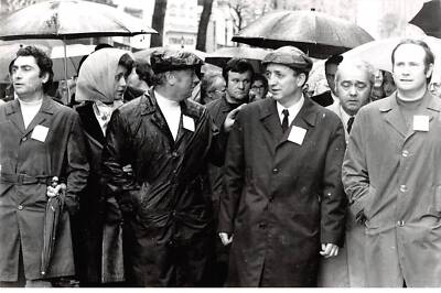 Pressefoto.MLE10864.30x20 cm ca.Demonstration.Männer und Frauen.Regen