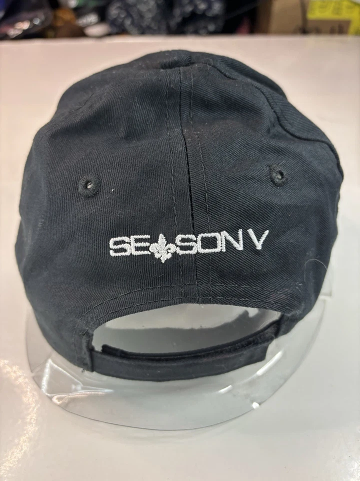 NCIS Nueva Orleans Temporada 5 V Cast Crew Gorra de Béisbol Negra Flor de Lis Foto 2 de 4