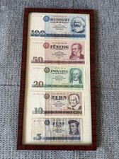 DDR Geldscheine im Rahmen hinter Glas