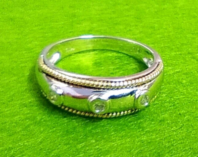 Innocence 9 Karat Weißgold Ring mit einem Trio weißer Diamanten UK Größe O gestempelt