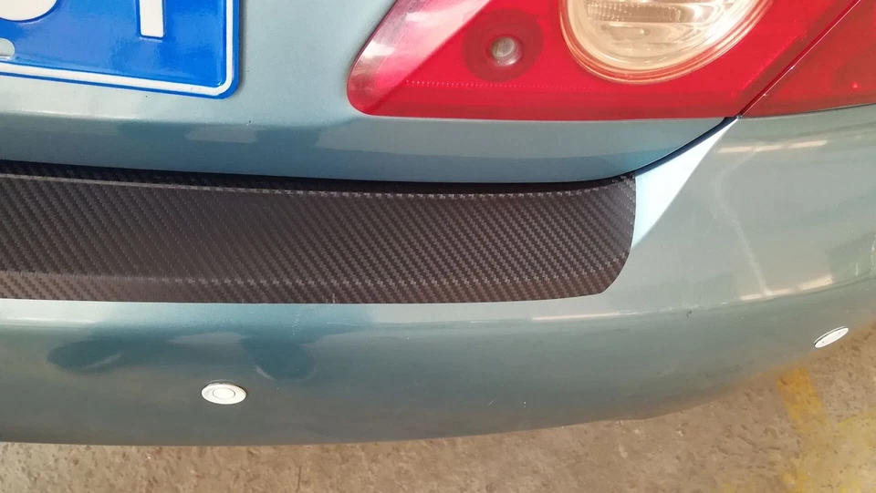 Adesivo anti-riscos proteção labial cauda tronco traseiro aparência fibra de carbono preta 4D - Imagem 3 de 4