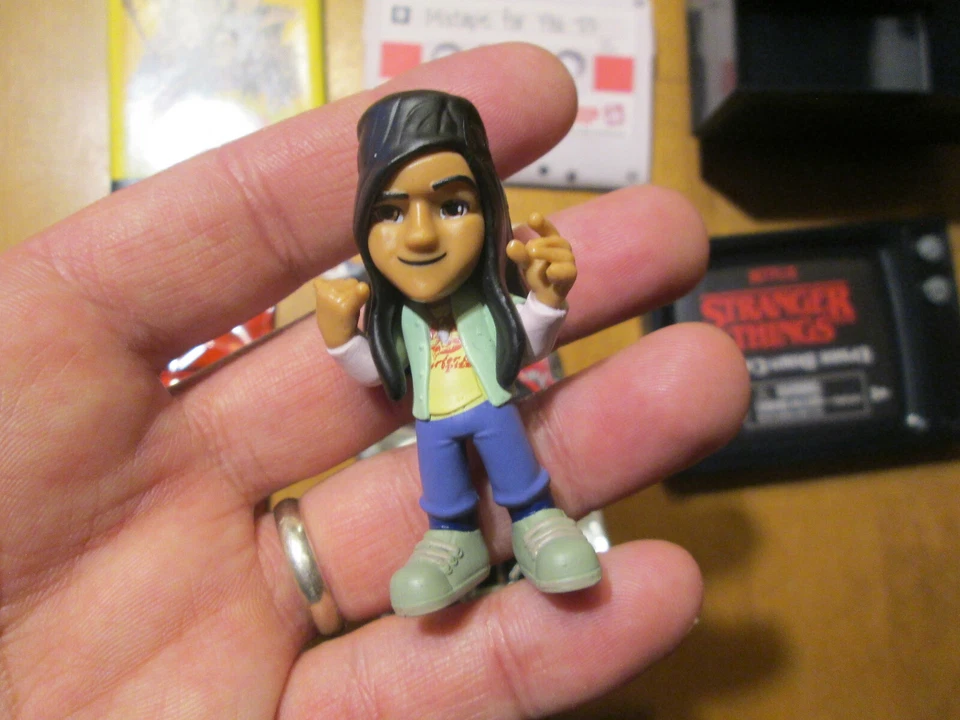 CARTÕES + Acessórios NETFLIX STRANGER THINGS CÁPSULA DE CABEÇA PARA BAIXO MENINO Argyle PIZZA + - Imagem 2 de 4