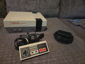 Nintendo NES Original Console Bundle - White/Gray 5 Games And Controller