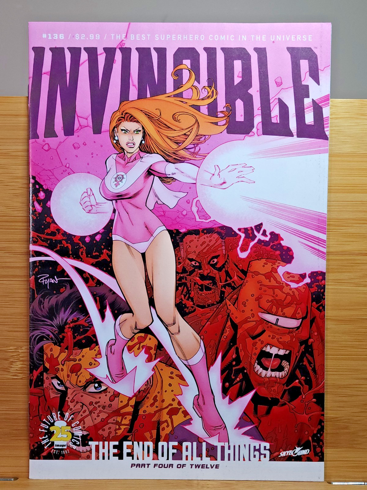 SCARCE 2017 Image Comics INVINCIBLE #136 Atom Eve Cover A  8.5/VF+