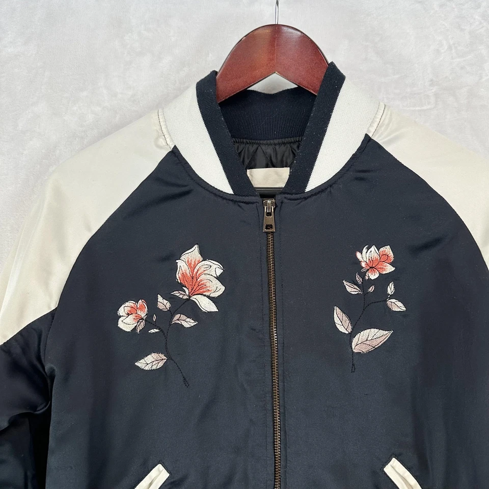 Chaqueta Silence + Noise Mujer Mediana Satén Bomber Negra Blanca Bordada Floral Foto 3 de 4