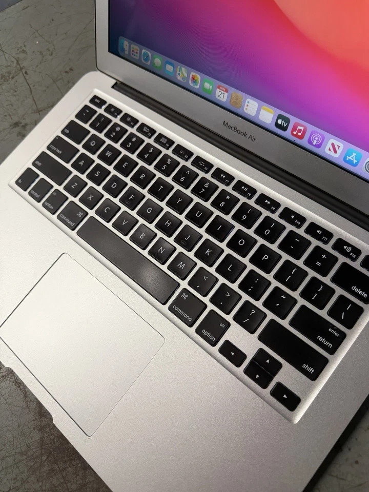 Apple MacBook Air 6,2 - A1466 13" - Core i5-4260U 1.40GHz 4GB RAM 256GB SSD - Image 4 of 4