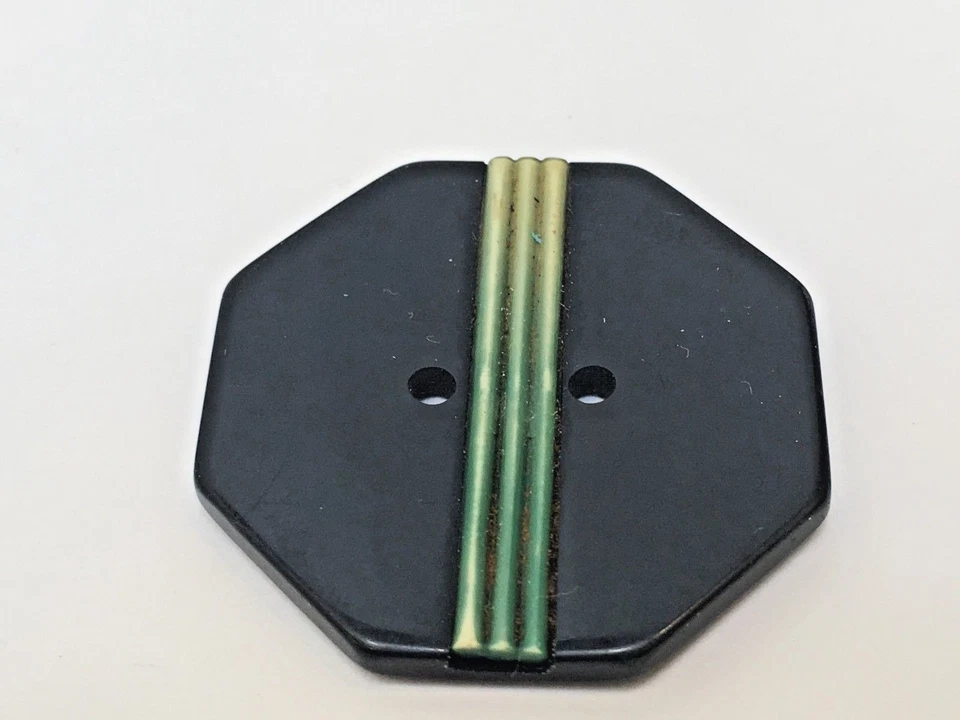 Vntg Bakelite Sewing Button Octagon Black with Green Yellow Grooved Stripe 1.5" Foto 2 de 3
