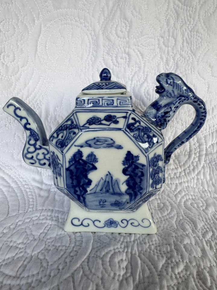 Tetera china vintage de porcelana con mango de dragón azul y blanco - estilo Kangxi Foto 2 de 4