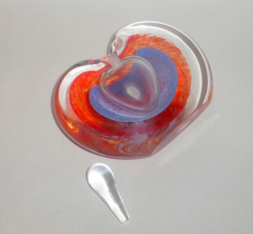 Studio Art Glass 4.5" The Apple of my Eye Perfume Bottle & Lay Down Paperweight - Picture 4 of 6