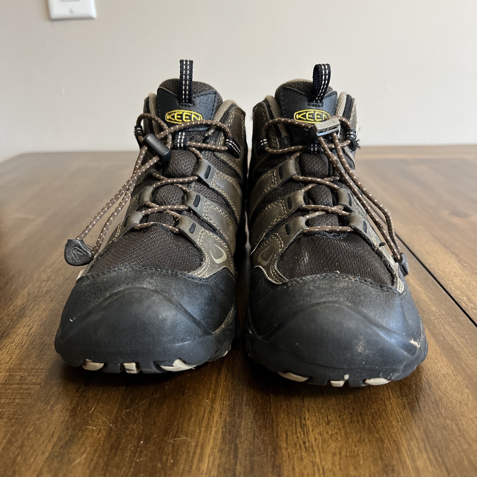Mens size 6 Keen Waterproof Hiking Shoes