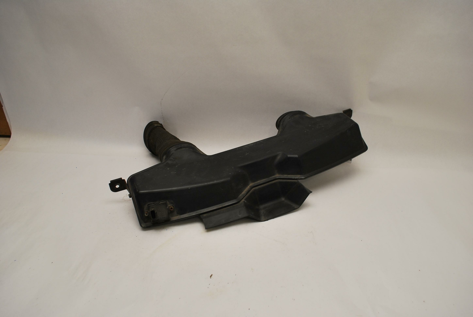 2005-2008 MASERATI QUATTROPORTE FRONT RADIATOR UPPER AIR INTAKE DUCT DAM OEM