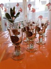 11 verres épais, à pied, anciens, avec plaque Etain inscrit "VIN" Excellent état