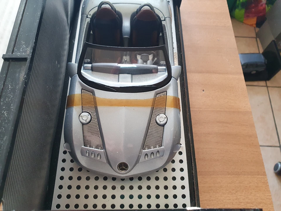 MODELLINO MERCEDES VISION SLA 1/18 ARGENTO NO SCATOLA - Immagine 3 di 4