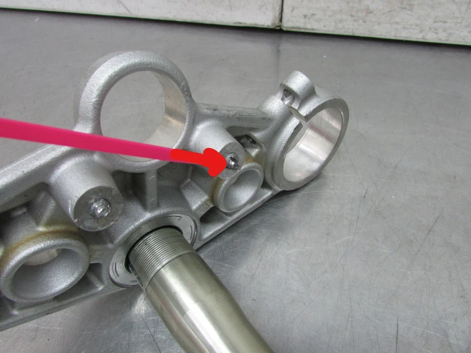 306 G TRIUMPH STREET TRIPLE R 675 2009 OEM TRIPLE TREE Foto 2 de 4