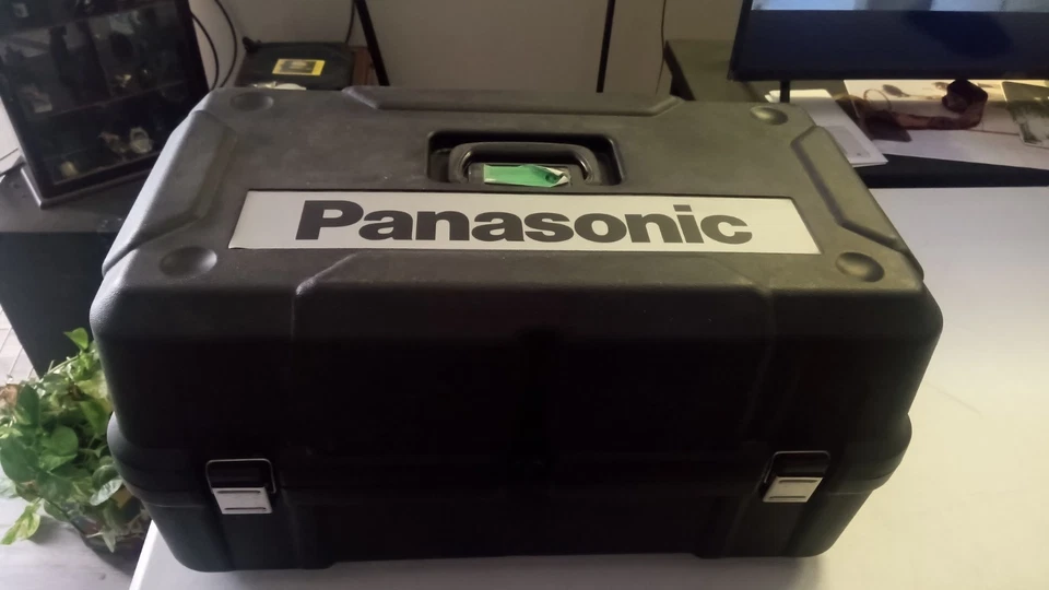 Sierra circular inalámbrica Panasonic #EY3551 18V y taladro con cargador de batería y estuche Foto 3 de 4