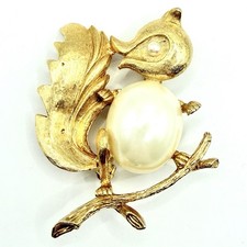 Vtg Goldtone Squirrel Brooch Pin Cabochon Faux Pearl Eye Tree Textured Rare Z