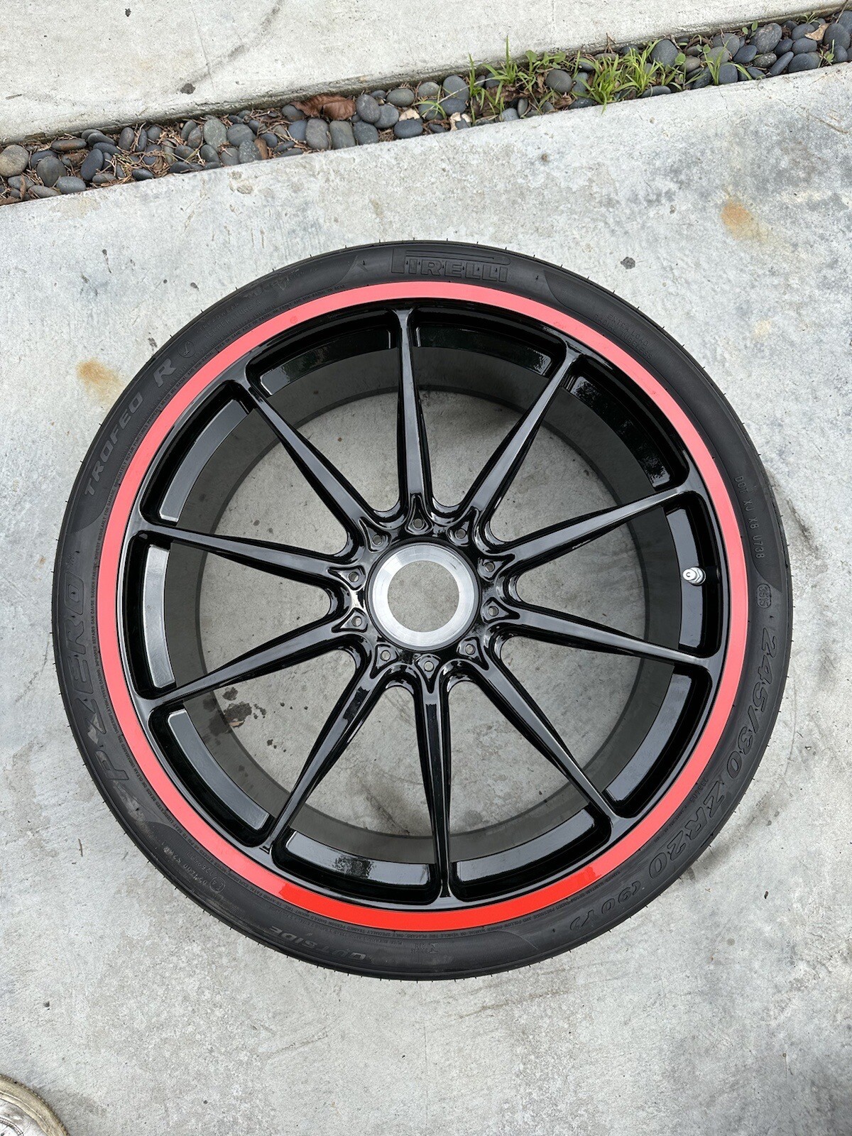 Lamborghini Huracan Center Lock Wheel with Trofeo R tire 8.5x20 ENT377824