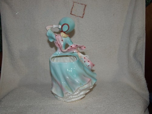 Vintage UCAGCO Ceramica Giappone Lady Statuina Abito Blu Soffiato nel Vento Fioriera! - Foto 3 di 6