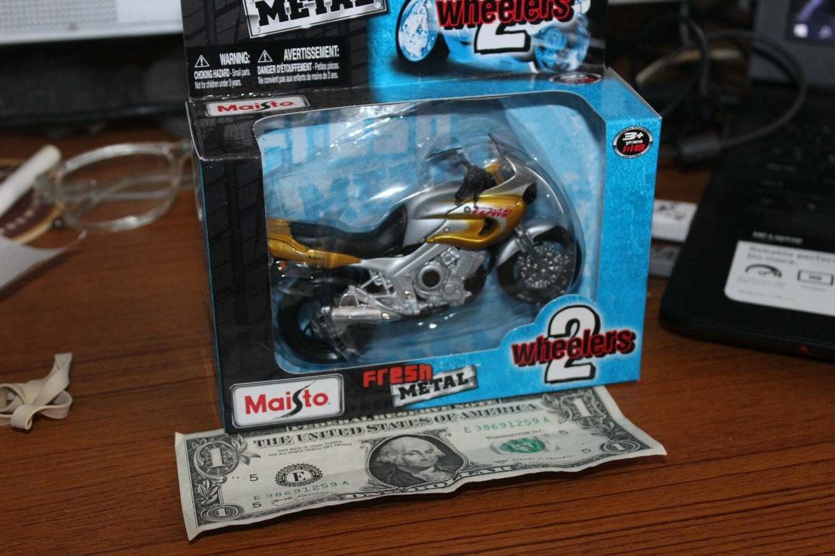 2009 MAISTO - Gold & Silver Yamaha TDM 850 - 1:18 Scale Motorcycle