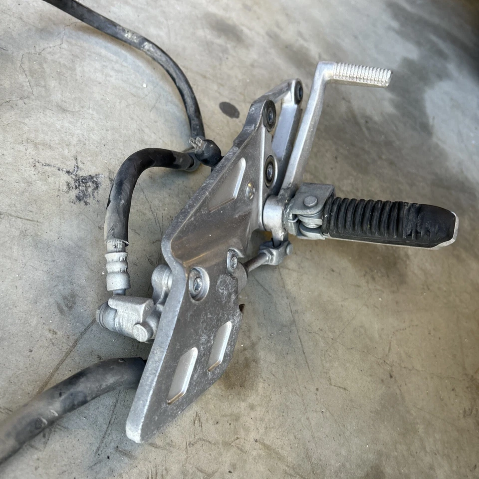 Главный цилиндр заднего тормоза 1993 - 1998 Suzuki GSXR1100W с задней педалью - Изображение 4 из 4