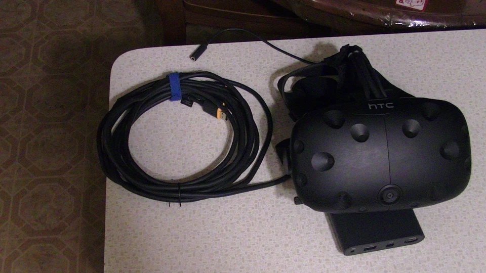 HTC VIVE VR UNIT WITH HEAD UNIT CABLES STRAP ONLY NO SPEAKERS,LINK BOX POWER PAC - Image 2 of 4