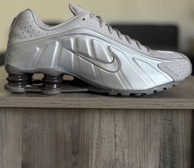 Size 11.5 - Nike Shox R4 Cave Stone Brown Metallic Men s Athletic New HQ1988-200