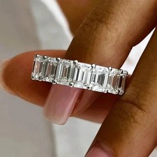 Fede Nuziale 4,50Ctw Smeraldo Moissanite Completa Eternità Placcata Oro Bianco 14k
