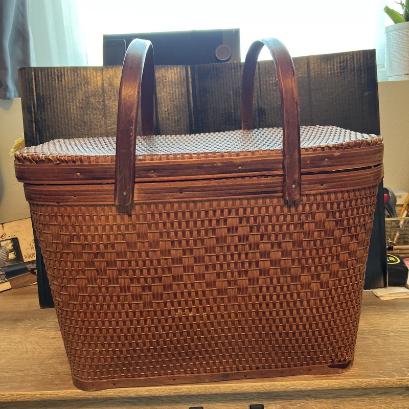 VINTAGE WICKER PICNIC BASKET WITH DOUBLE CARRYING HANDLES