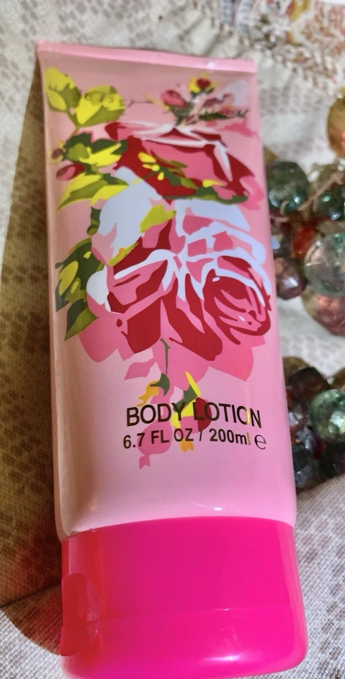 Loción Corporal Betsy Johnson 6.7 ML 200ml Rosas Florales Nueva Foto 3 de 4