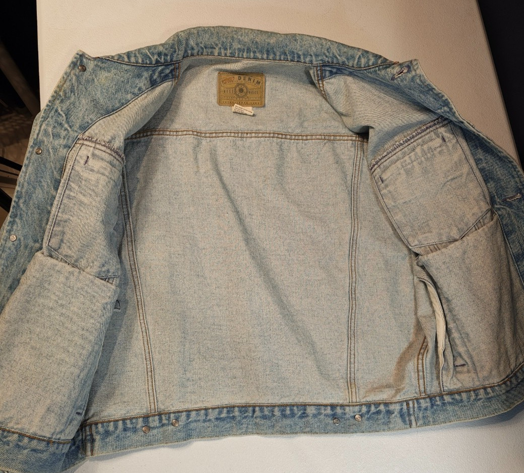 Gap Denim Jacket Size Medium - image 4
