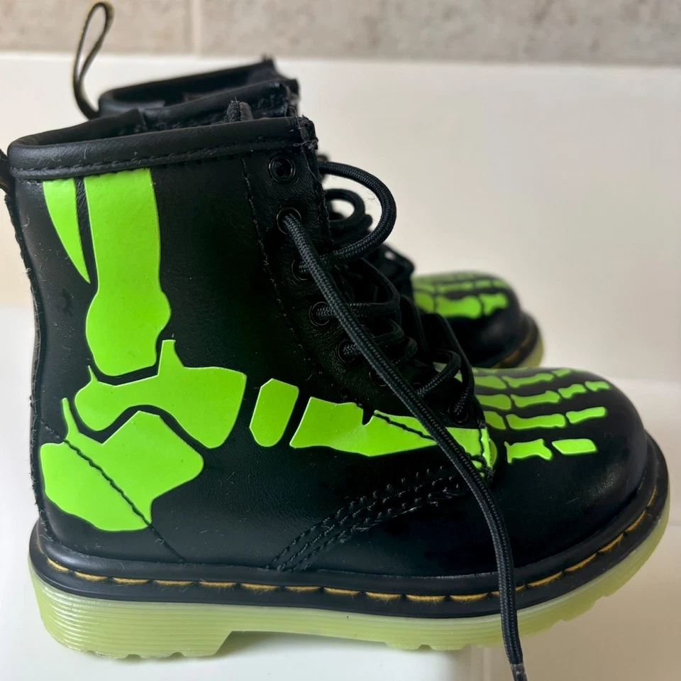 Botas de couro infantil Dr. Martens Brooklee esqueletos brilhantes no escuro tamanho 7 - Imagem 2 de 4