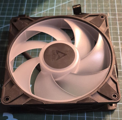 Arctic P14 PWM PST A-RGB Gehäuselüfter 3-Pack RGB schwarz/weiß 0dB