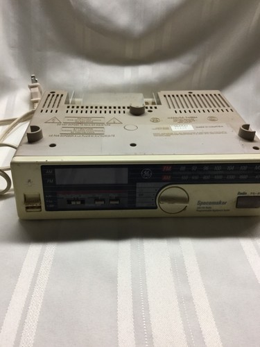 Vintage G E Spacemaker AM/FM Radio, programmierbar, Licht, Steckdose - Modell 7-4230A - Bild 1 von 3