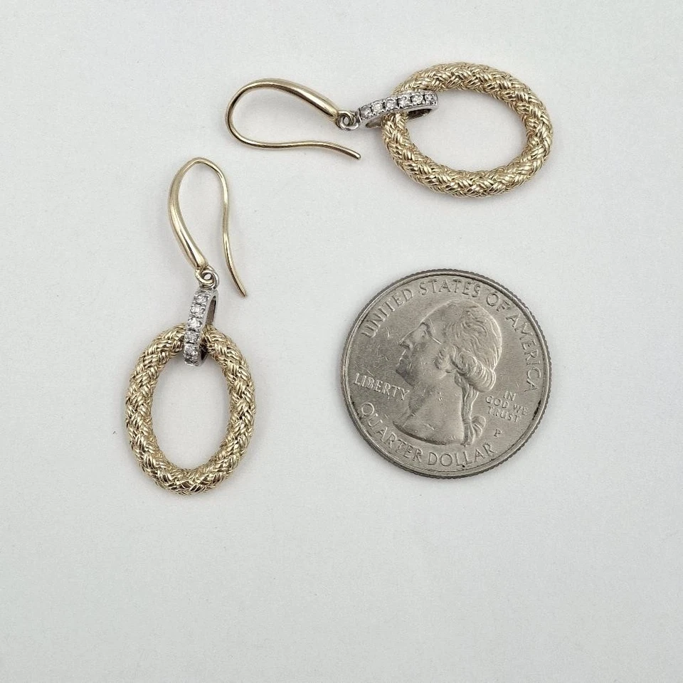 Pendientes colgantes ovalados de oro amarillo y blanco redondo de 2 tonos de 14K con canasta de diamantes Foto 3 de 4