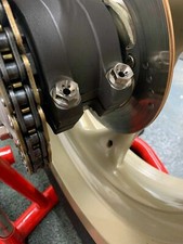 Ducati 748 1994-2002 Titan Schwinge Hub Achse Klemmschrauben 77210042A Kein Rost