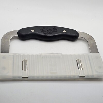 Pampered Chef Retired Item #1062 Crinkle Cutter With Guard Cover
