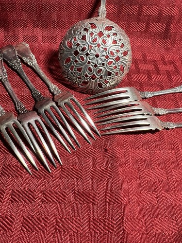 1847 ROGERS*BERKSHIRE PATTERN*(1)BON-BON SPOON, (7) BERRY(STRAWBERRY)FORKS*1897 - Picture 5 of 8