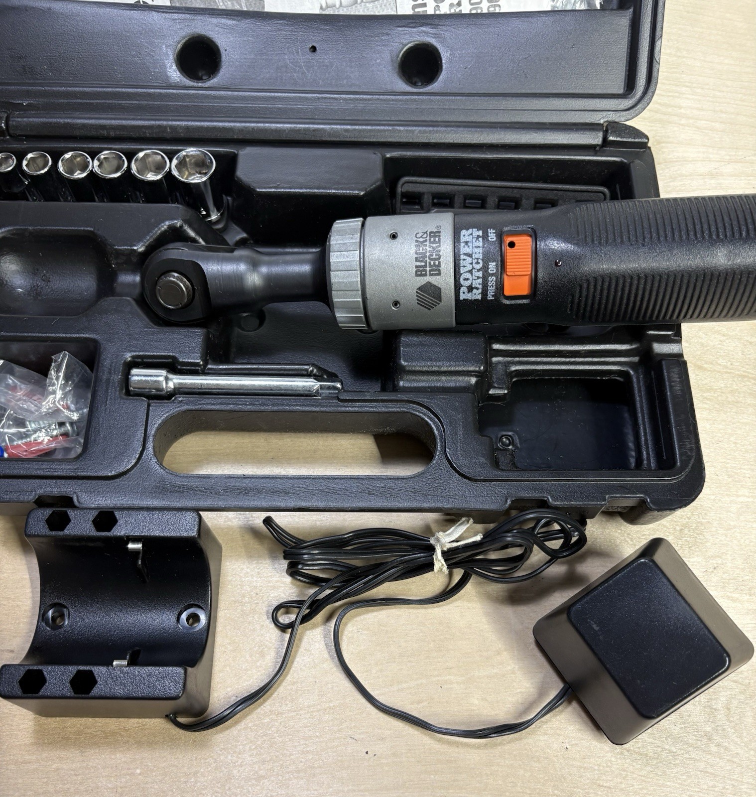 Black & Decker - Cordless Power Ratchet Kit - 9050 Tested, working, & complete