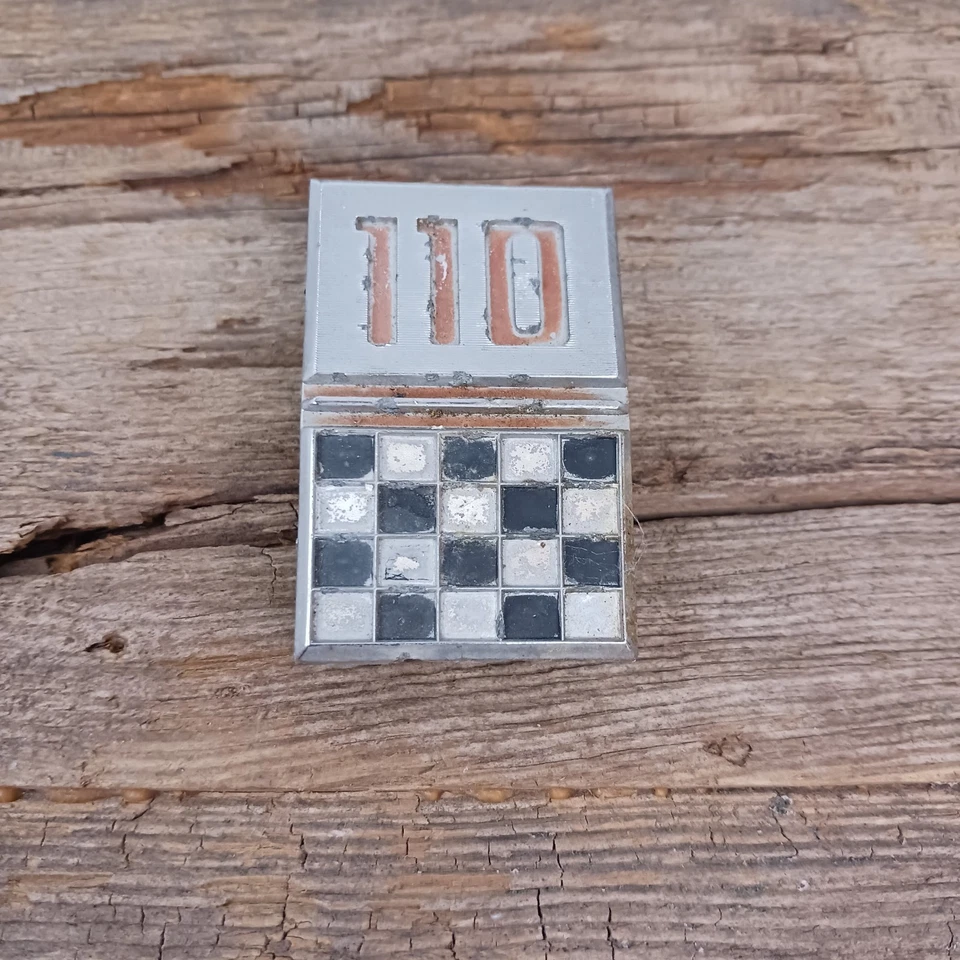 Chevrolet Corvair Monza 110 1966-1969 emblema de la tapa del motor Chevy OEM #3872034 Foto 2 de 4