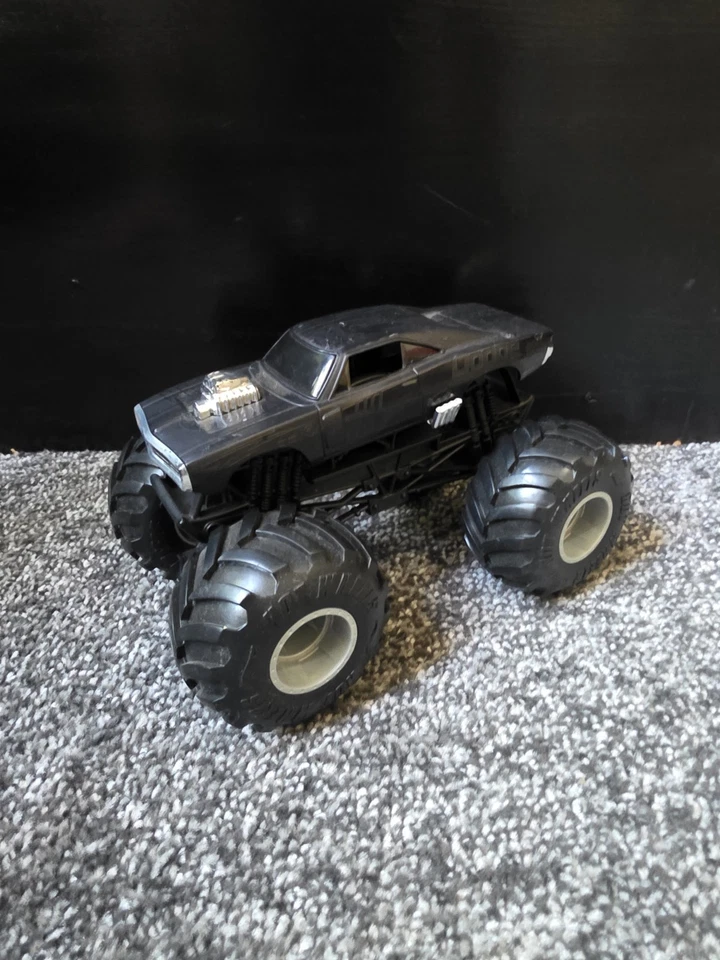 Hot Wheels Monster Jam  Oversized Truck Dodge Charger 1:24 Die Cast Metal Rare — 第 3/4 张图片