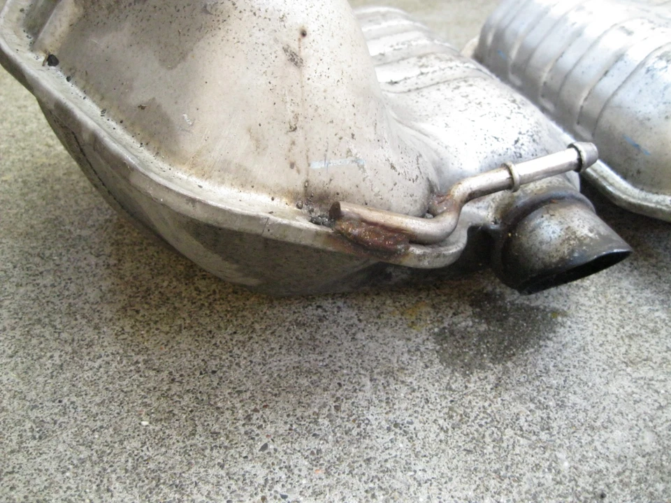 2015-2023 Chrysler 300 5.7L OEM Rear Exhaust Resonators 68060194AB & 68060195AB Foto 3 de 4