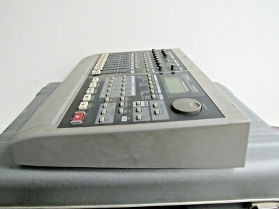 Roland VS-880 Digital Studio Workstation Multitrack Recorder Roland VS-880 Digital Studio Workstation Multitrack Recorder