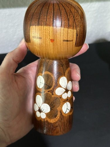 Muñeca KOKESHI creativa japonesa de colección adorable por KATO MASAMI madera pintada a mano - Imagen 7 de 8