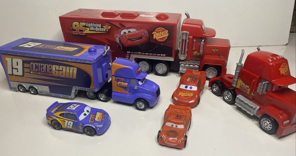 Disney Pixar Cars 3 #19 Bobby Swift Octane Gain Hauler & Car 1:55