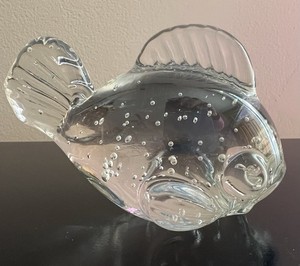 Vtg  Clear Glass Fish Hand Blown  Paperweight Art Controlled Bubbles￼