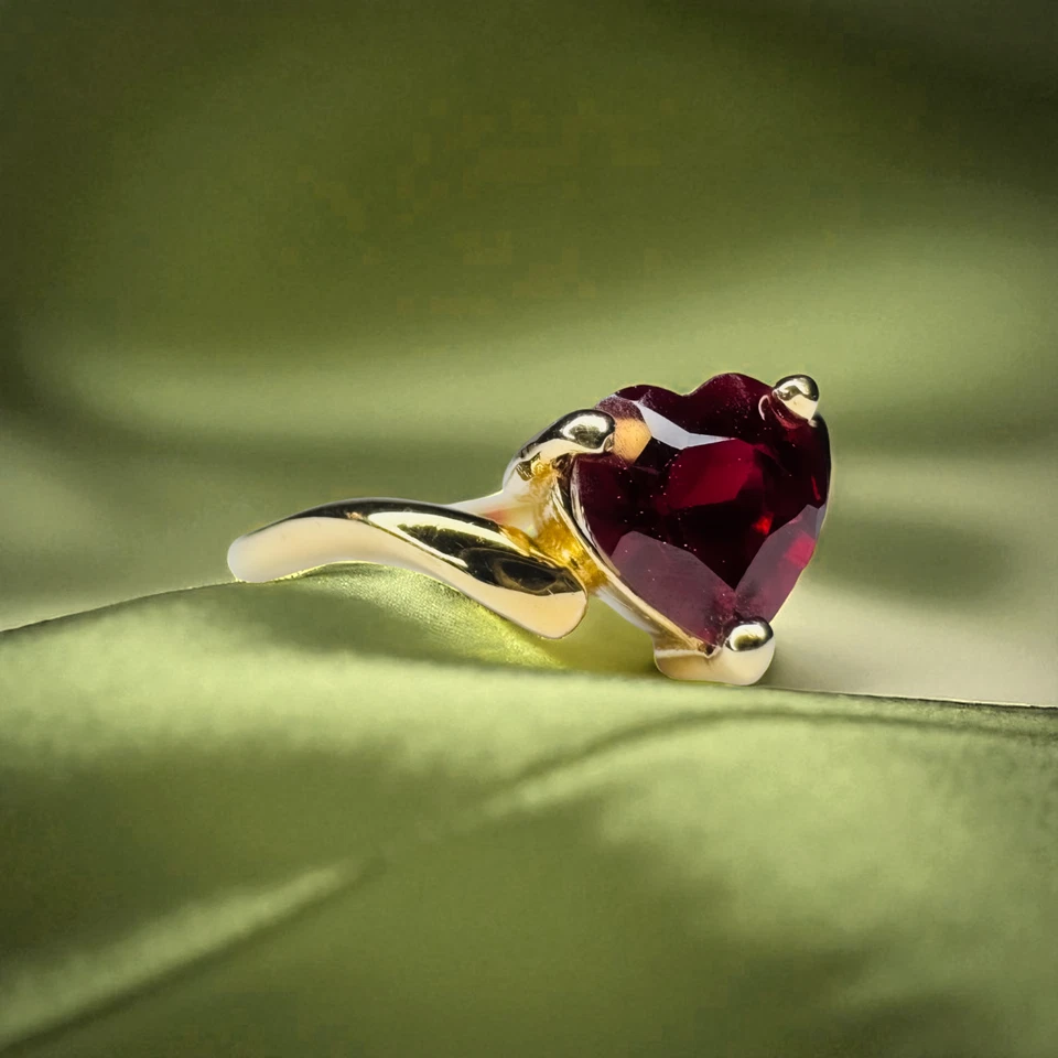 VINTAGE 10K Gold- Ruby Ring -Sz 5- .82CT Red Heart Ruby Promise Ring -1.5g - Image 3 of 4