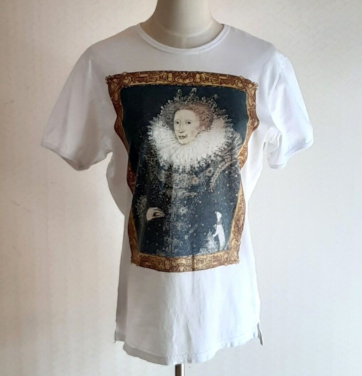【Vivienne Westwood】エリザベス女王画　額縁　Tシャツ　ホワイト Vivienne Westwood】エリザベス女王画 額縁 Tシャツ ホワイト